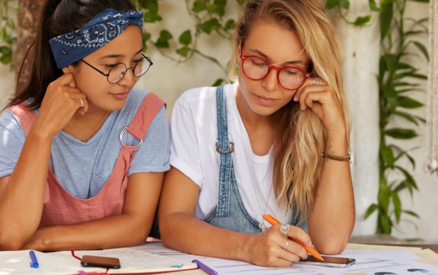 Espacio de trabajo con materiales educativos sobre planificación financiera personal